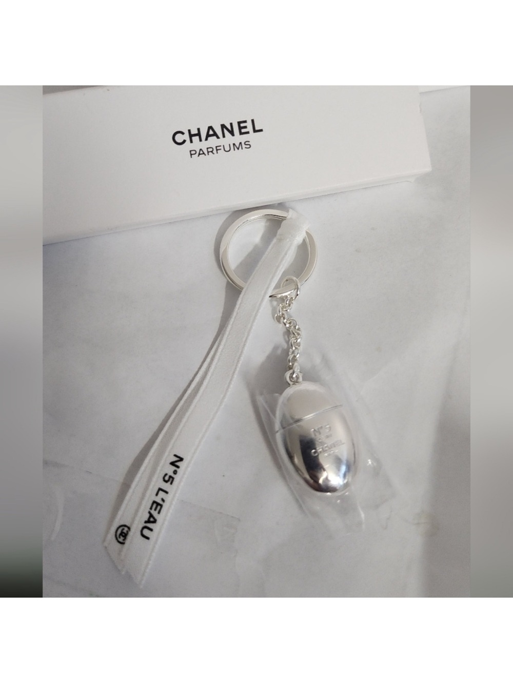 CHANEL N°5 L’EAU Silver Keychain VIP Perfume Capsule with Ribbon & Box AUTHENTIC - Picture 4 of 12